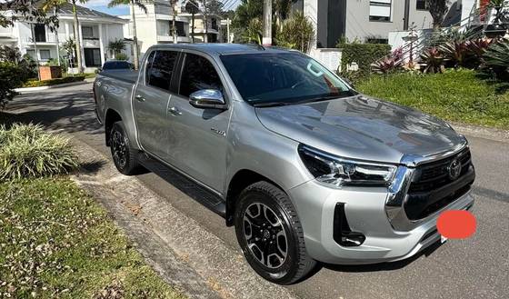 TOYOTA HILUX 2.8 D-4D TURBO DIESEL CD SRX 4X4 AUTOMÁTICO